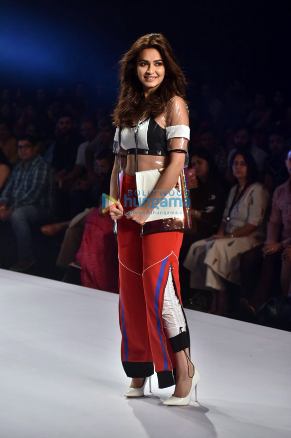 celebs walk the ramp at the bombay times fashion week8 5