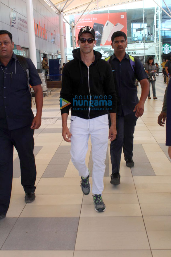 esha gupta hrithik roshan and others snapped at the airport 1