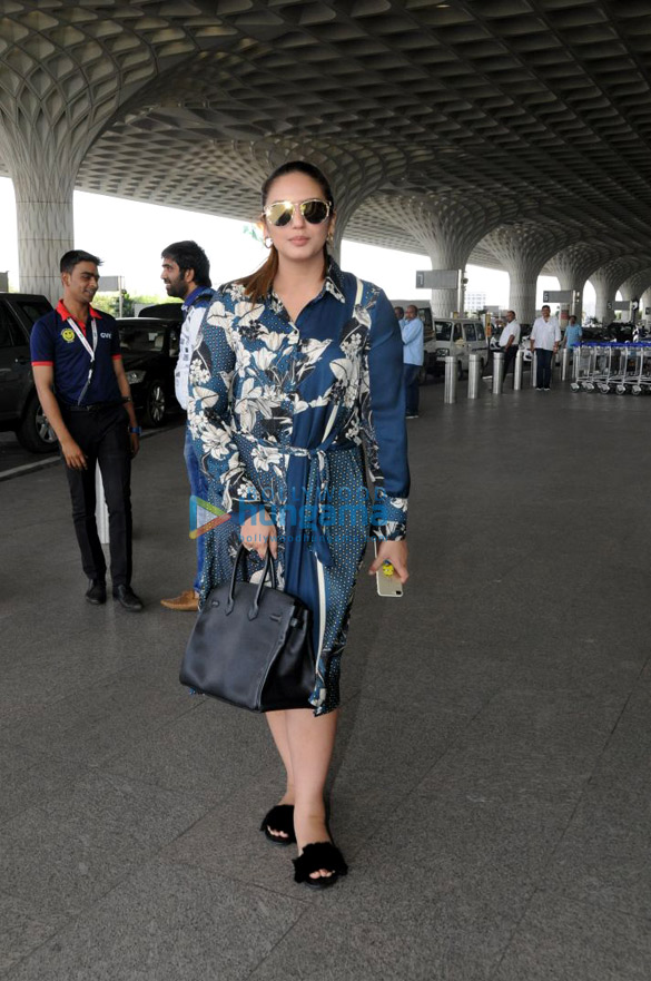 ileana dcruz karisma kapoor and others snapped at the airport_7