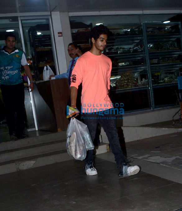 ishaan khatter snapped in juhu 4