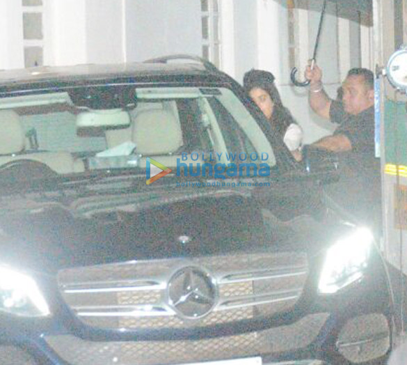 janhvi kapoor snapped on location in khar 2