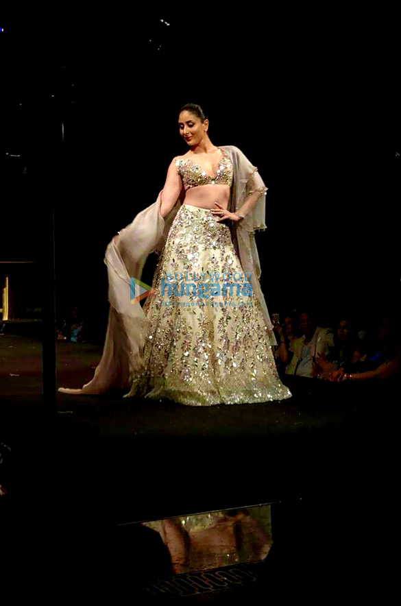 kareena kapoor khan and kartik aaryan walk the ramp for manish malhotra 5