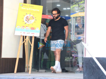 Kareena Kapoor Khan, Saif Ali Khan, Kunal Khemu and Soha Ali Khan snapped with their kids Taimur Ali Khan and Inaaya Naumi in Bandra
