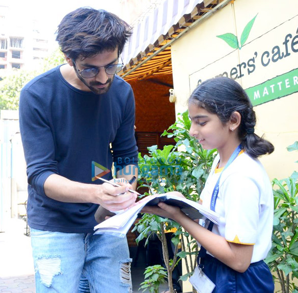 kartik aaryan and adah sharma spotted at farmers cafe in bandra 1