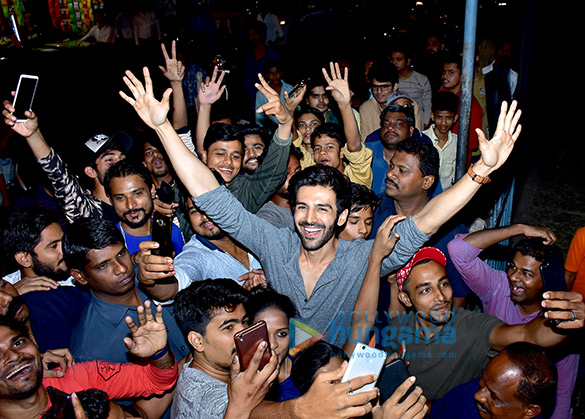 Kartik Aaryan visits G7 Multiplex Gaiety Galaxy Cinema to promote ‘Sonu Ke Titu Ki Sweety’ Kartik Aaryan visits G7 Multiplex Gaiety Galaxy Cinema to promote ‘Sonu Ke Titu Ki Sweety’