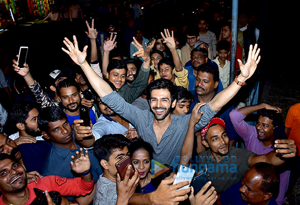 kartik aaryan visits g7 multiplex gaiety galaxy cinema to promote sonu ke titu ki sweety 3