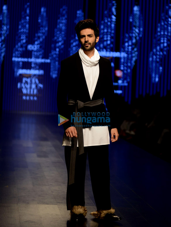 kartik aaryan walks the ramp for pawan sachdeva at the amazon fashion week 2
