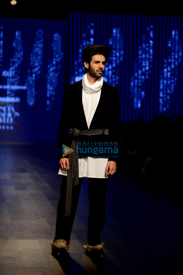 kartik aaryan walks the ramp for pawan sachdeva at the amazon fashion week 3
