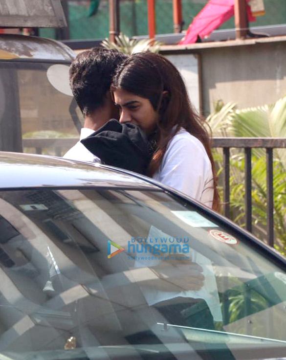 khushi kapoor snapped with her boyfriend 3