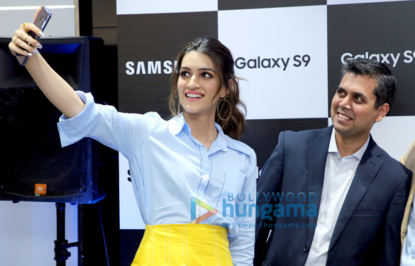 kriti sanon snapped at samsung launch event 1