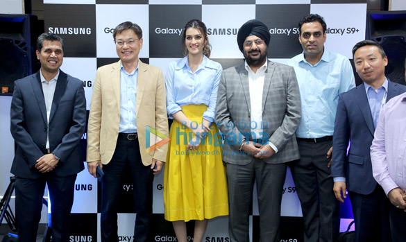 kriti sanon snapped at samsung launch event 5