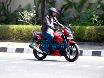 Mahendra Singh Dhoni snapped as he takes a ride in Bandra