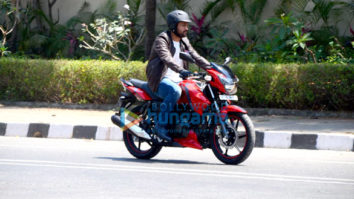 Mahendra Singh Dhoni snapped as he takes a ride in Bandra