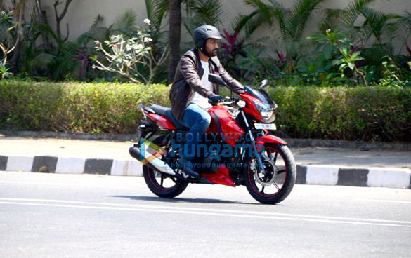Mahendra Singh Dhoni snapped as he takes a ride in Bandra