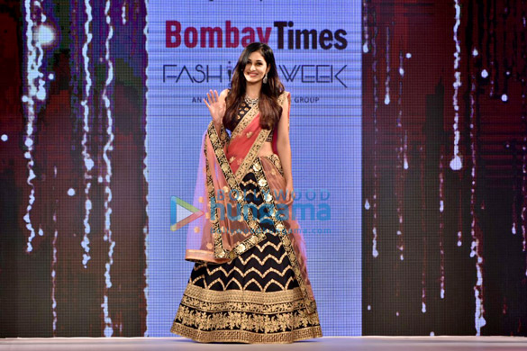pooja chopra walks the ramp at the bombay times fashion week 3
