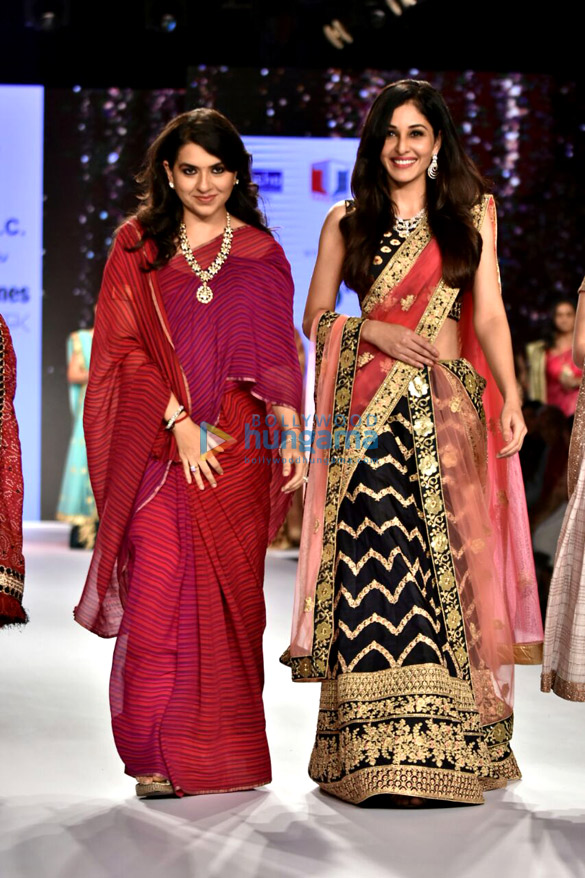 pooja chopra walks the ramp at the bombay times fashion week 4