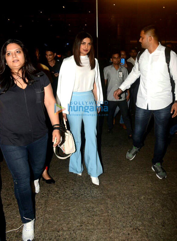 priyanka chopra snapped at the airport 3 3