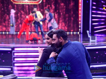 Raid stars Ajay Devgn and Ileana D'cruz snapped with Shilpa Shetty on Super Dancer 2 sets