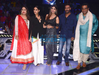Raid stars Ajay Devgn and Ileana D'cruz snapped with Shilpa Shetty on Super Dancer 2 sets