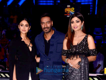 Raid stars Ajay Devgn and Ileana D'cruz snapped with Shilpa Shetty on Super Dancer 2 sets