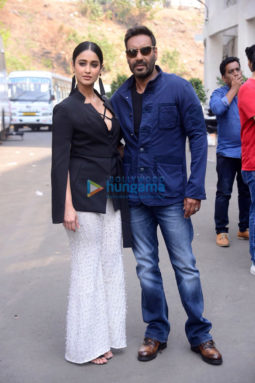 Raid stars Ajay Devgn and Ileana D'cruz snapped with Shilpa Shetty on Super Dancer 2 sets