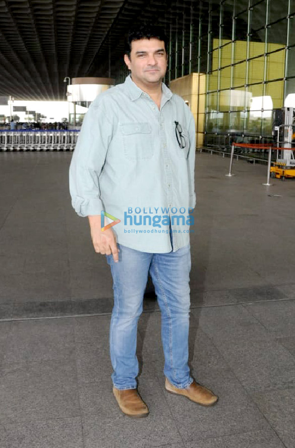 ranveer singh deepika padukone and others snapped at the airport3 2
