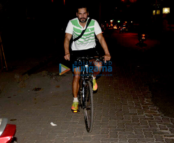 ranveer singh and dino morea snapped at football ground in bandra 4