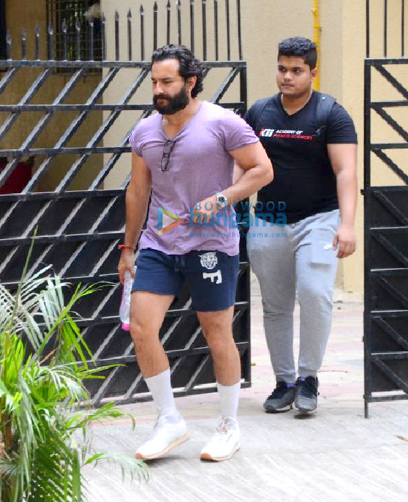 saif ali khan spotted after his gym session in bandra 3