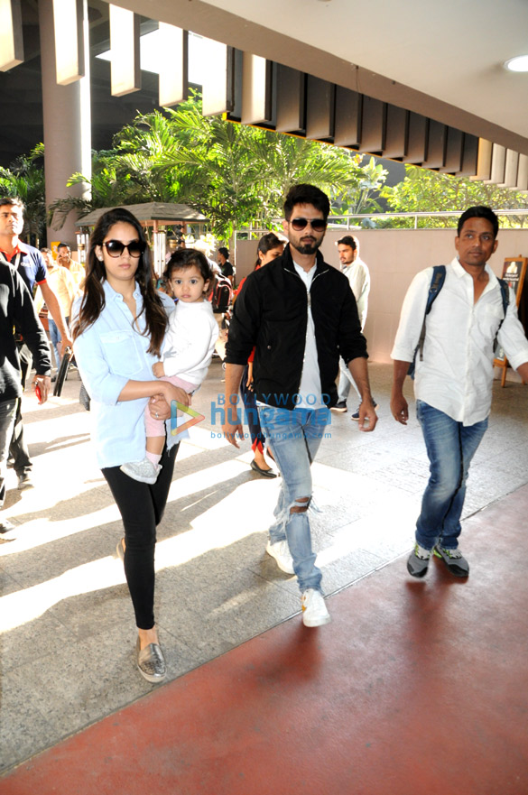 shahid kapoor and mira rajput snapped at the airport 4