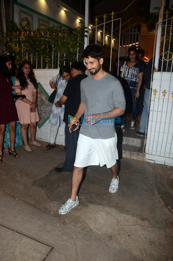 shahid kapoor and mira rajput snapped with brother ishaan khatter in juhu 5