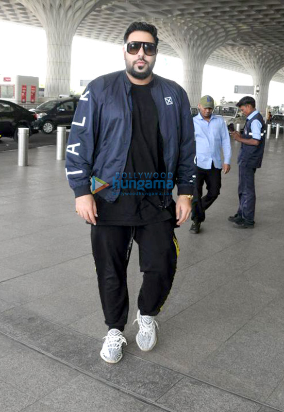 shraddha kapoor shriya saran and others snapped at the airport 001