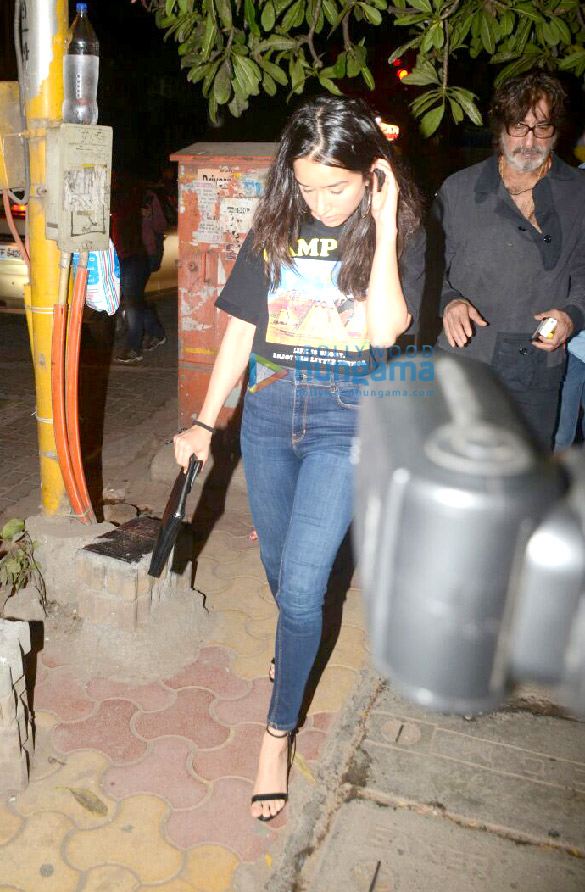 shraddha kapoor snapped with her family post dinner in bandra 5