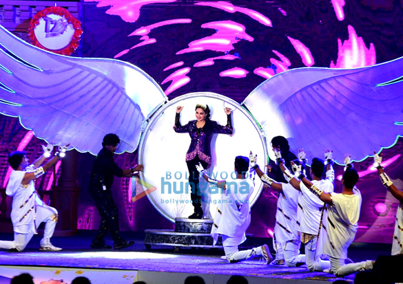 sidharth malhotra and kriti sanon perform at mumbai t20 11
