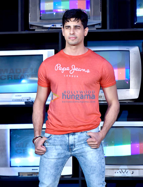 sidharth malhotra snapped at the launch of new collection of pepe jeans 2