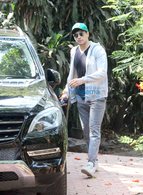 Sidharth Malhotra spotted at dance class in Bandra Sidharth Malhotra spotted at dance class in Bandra