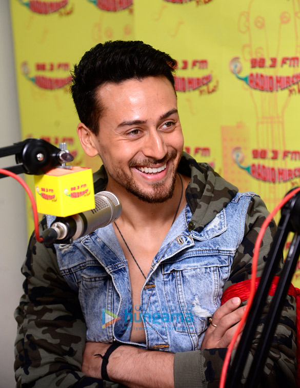 tiger shroff and disha patani promote baaghi 2 at 98 3 fm radio mirchi 5