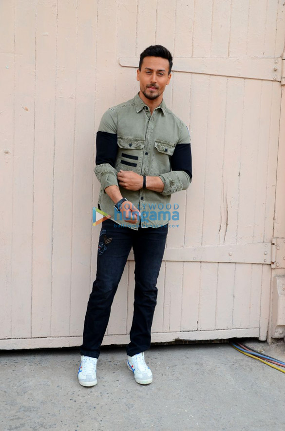tiger shroff and disha patani promote baaghi 2 at mehboob studio 3