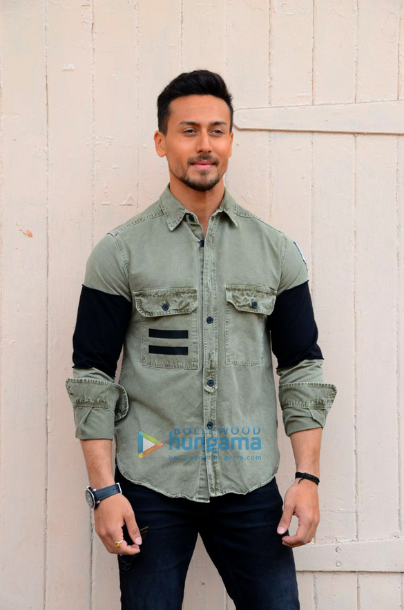 tiger shroff and disha patani promote baaghi 2 at mehboob studio 5