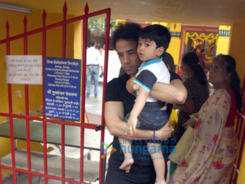 Tusshar Kapoor snapped at a temple in Juhu