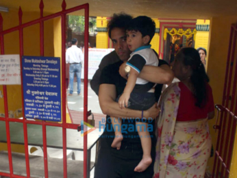 Tusshar Kapoor snapped at a temple in Juhu