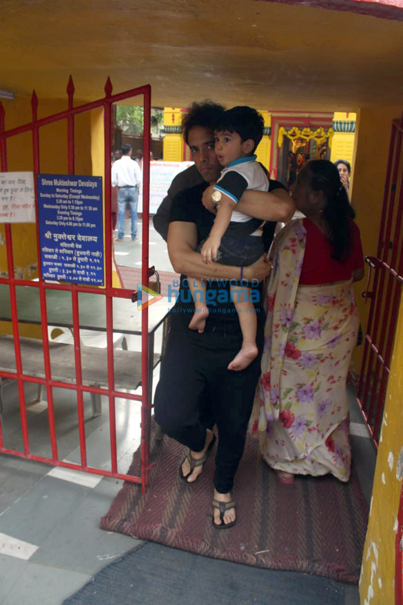 tusshar kapoor snapped at a temple in juhu 3