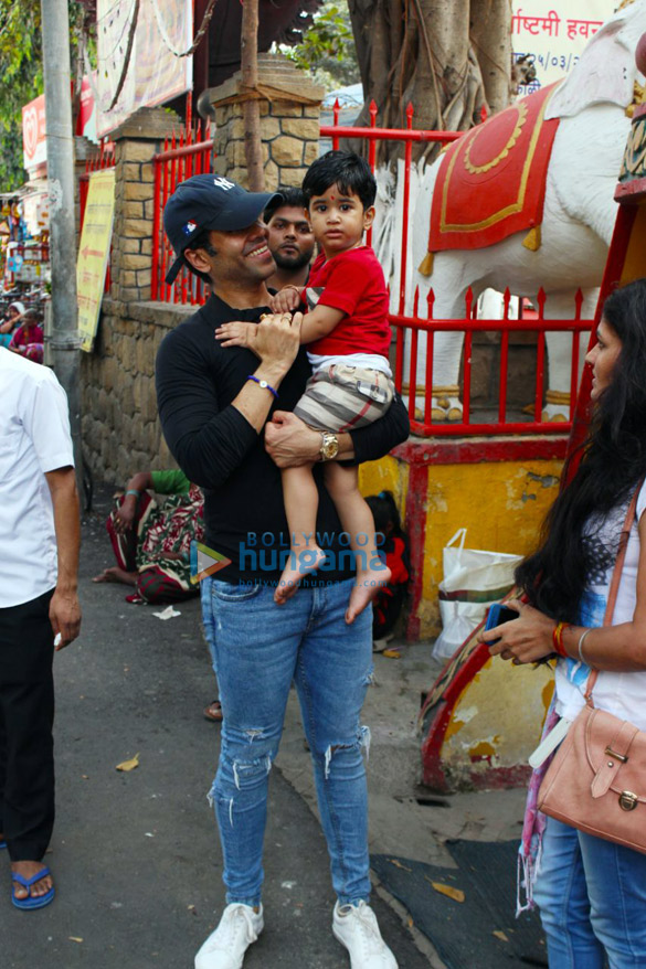 tusshar kapoor with his son laksshya snapped at shree mukteshwar temple 5