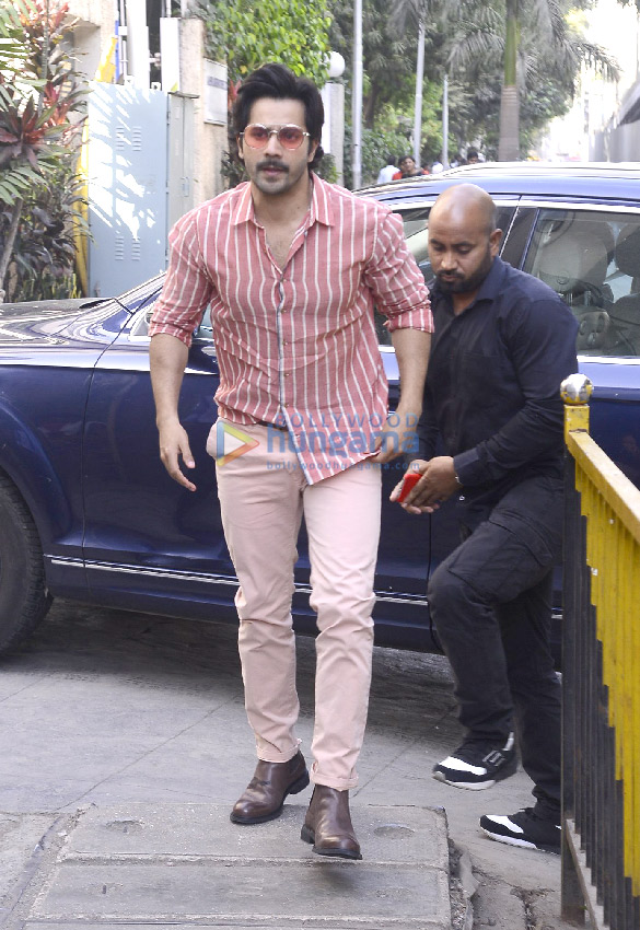 varun dhawan snapped in mumbai 2