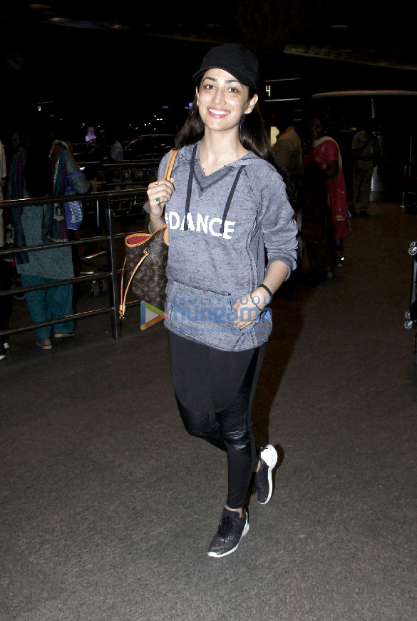 virat kohli anushka sharma and others snapped at the airport 2