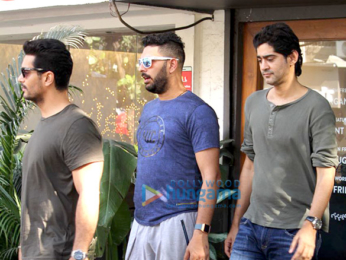 Yuvraj Singh, Angad Bedi and Gaurav Kapoor snapped at Sequel Cafe in Bandra