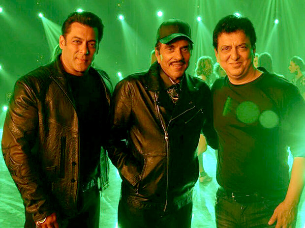 Salman Khan and Dharmendra twin in black with Sajid Nadiadwala for a song shoot for Yamla Pagla Deewana Phir Se Salman Khan and Dharmendra twin in black with Sajid Nadiadwala for a song shoot for Yamla Pagla Deewana Phir Se