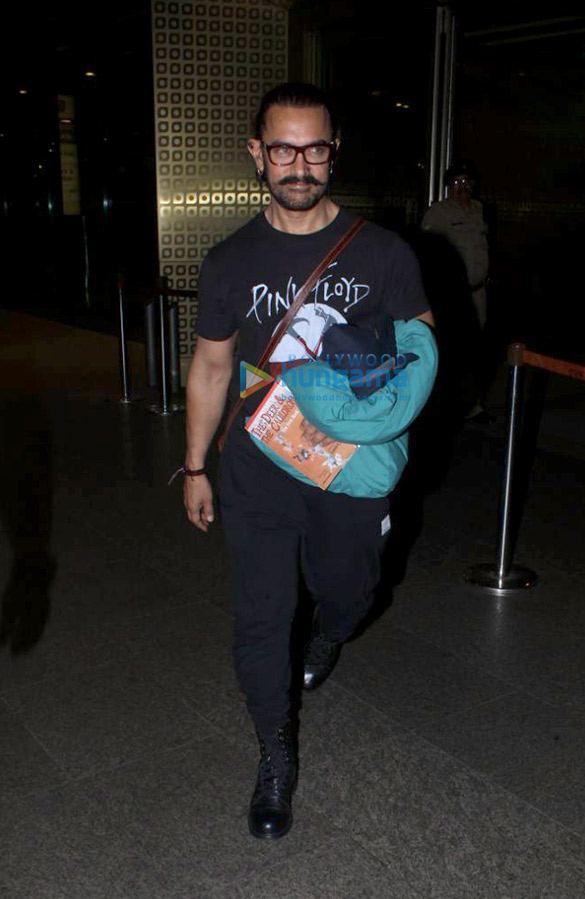 Aamir Khan, Juhi Chawla, Karisma Kapoor, Malaika Arora snapped at airport Aamir Khan, Juhi Chawla, Karisma Kapoor, Malaika Arora snapped at airport