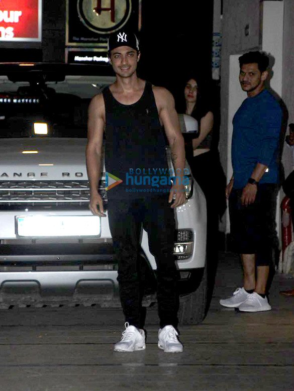 Aayush Sharma, Warina Hussain and Kartik Aaryan spotted at gym Aayush Sharma, Warina Hussain and Kartik Aaryan spotted at gym