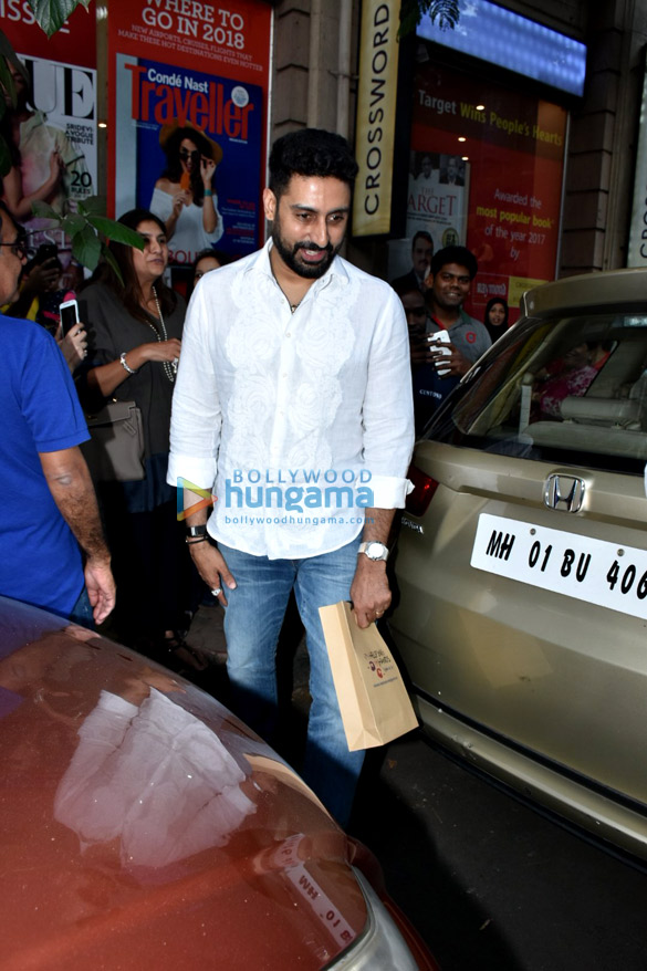 abhishek bachchan inaugurates 10 year old mehaan doshis book 9 lives 6