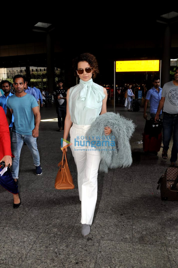 ajay devgn kajol shraddha kapoor and others snapped at the airport 002